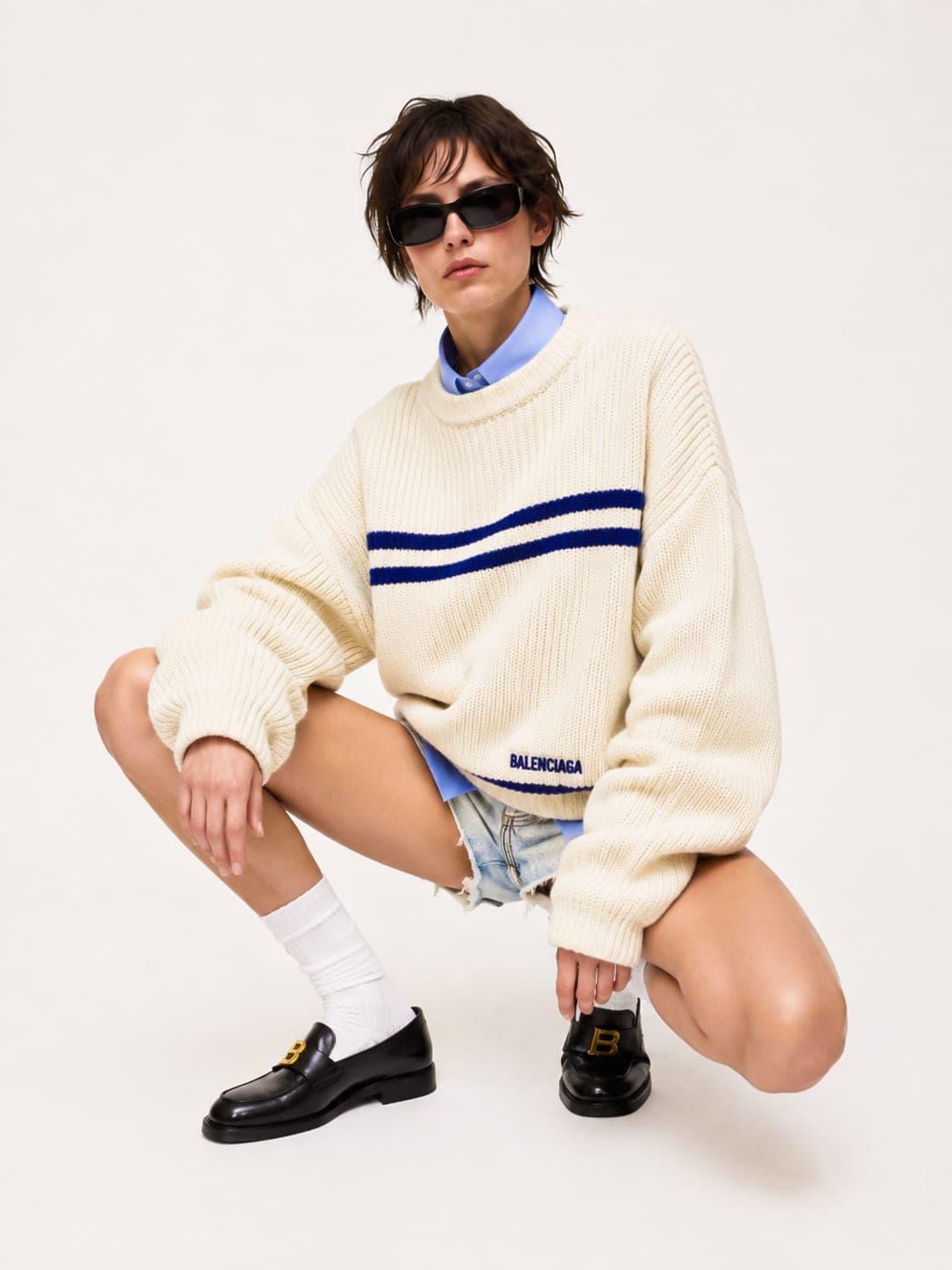 Modelo Balenciaga en pose agachada — concepto de campaña generado con IA, no oficial